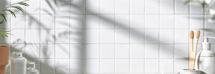 Badezimmerutensilien auf Ablage